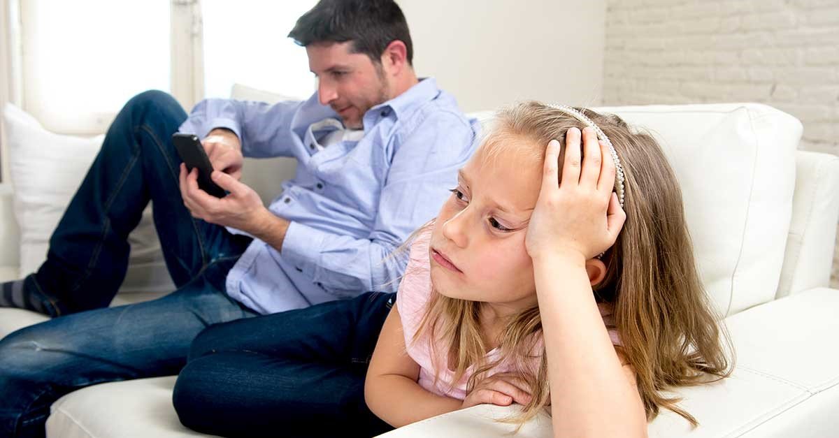 Bố mẹ cắm mặt vào điện thoại bỏ quên con 1