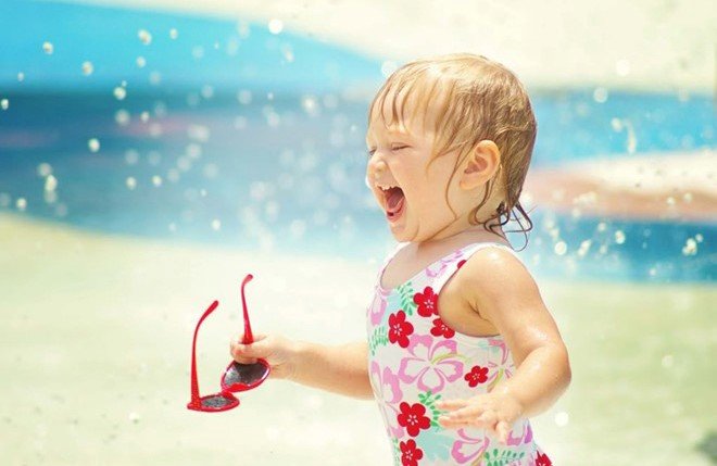 Bố mẹ cắm mặt vào điện thoại bỏ quên con 2